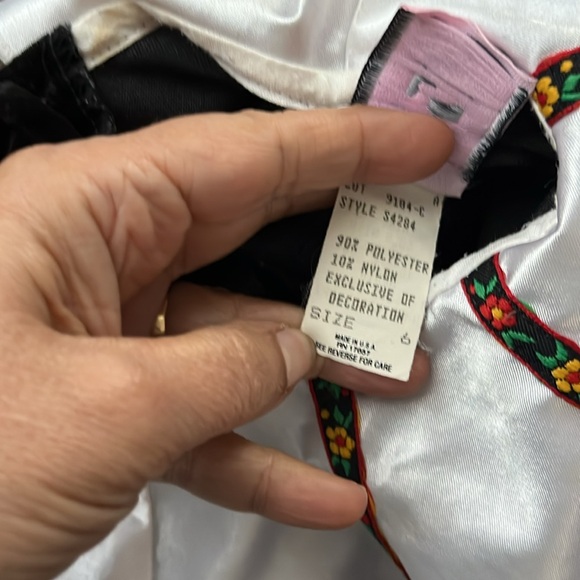 5/20🔴 Black Velvet and WhiteGirls Dress Sz 6 Lace Flowers accent Long sleeves. - Picture 9 of 9